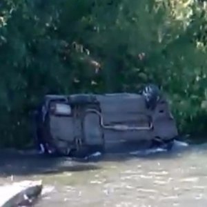 В Ефремовском районе Тульской области автомобиль рухнул с крутого берега в реку