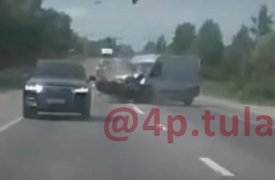 Мотоциклист разбился насмерть, врезавшись в фургон под Тулой