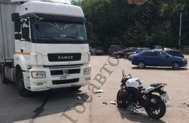 В Плавске Тульской области мотоциклист влетел в фуру
