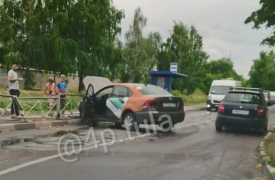 В Туле автомобиль каршеринга врезался в забор возле Ледового дворца