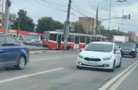 На проспекте Ленина в Туле сошел с рельсов трамвай