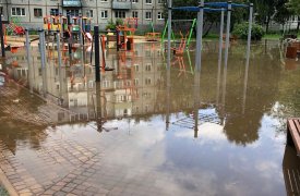 В Пролетарском округе Тулы новый сквер на Епифанской ушел под воду