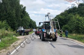 В Тульской области легковушка по касательной задела один трактор и врезалась в другой