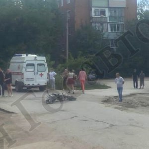 В Советске Тульской области автоледи сбила выезжавшего со двора мотоциклиста