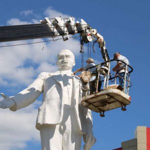В Новомосковске начали реставрировать памятник Ленину