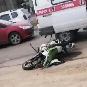 16-летний подросток на мотоцикле въехал в Skoda: пострадали мотоциклист и его пассажир