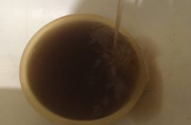 Жители Тулы жалуются на текущую из крана коричневую воду
