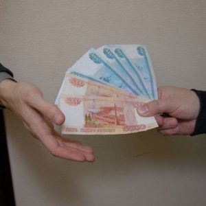 В Новомосковске сотрудник одного из банков не дал мошенникам обмануть пенсионерку
