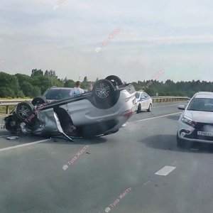 В Туле на М-2 столкнулись Lada XRAY, Lada Vesta и Renault Sandero: пострадал один из водителей