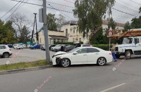 На Кировском в Туле разогнавшаяся иномарка протаранила столб