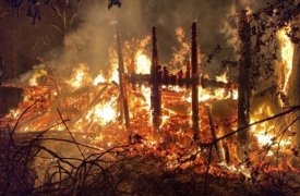 В Узловском районе Тульской области при пожаре в бесхозной постройке погиб мужчина
