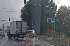 На Одоевском шоссе в Туле столкнулись фургон и Lada Kalina