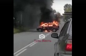 Под Тулой посредине дороги сгорел Renault Logan