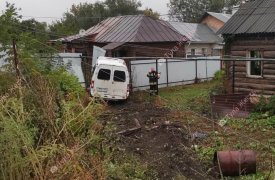 В Туле на улице Нижняя Упская водитель «ГАЗели» пробил забор в частном секторе