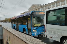 В Туле на проспекте Ленина рейсовый автобус столкнулся с машруткой