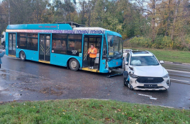 В Туле на улице Пузакова столкнулись троллейбус и внедорожник