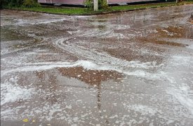 В Новомосковске на улицах обнаружили густую пену неизвестного происхождения
