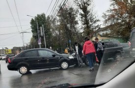Тройное ДТП произошло на перекрестке Октябрьской и Токарева в Туле