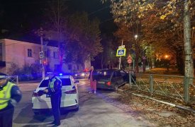 Ночное ДТП в Туле: автомобиль протаранил светофор