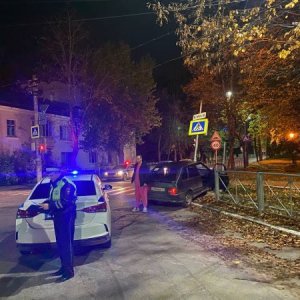 Ночное ДТП в Туле: автомобиль протаранил светофор