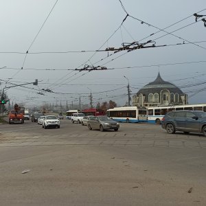 Утром 14 октября из-за поломки троллейбусной линии образовалась пробка на улице Октябрьской в Туле