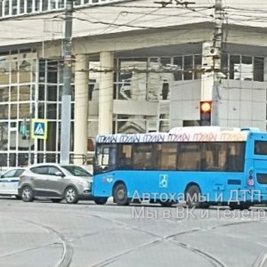 В Туле на перекрестке улиц Советской и Октябрьской столкнулись Hyundai и пассажирский автобус