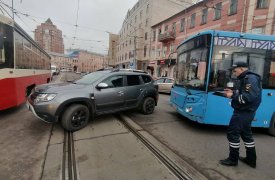 В центре Тулы столкнулись автобус и легковушка