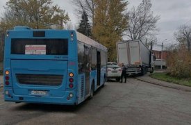В Зареченском округе Тулы столкнулись «КамАЗ» и автобус маршрута № 36