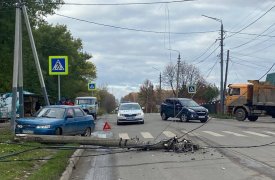 На улице Кутузова в Пролетарском округе Тулы легковушка сбила опору ЛЭП