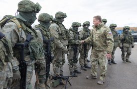 Губернатор Тульской области Алексей Дюмин вручил бойцам 106-й ВДВ технику и снаряжение