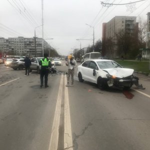 Днем 28 октября в Туле на улице Пузакова столкнулись Kia и Volkswagen