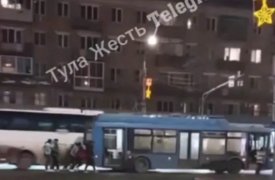 Туляки дотолкали заглохший автобус до остановки