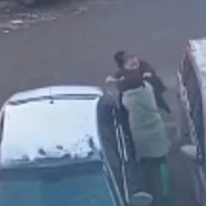 В Туле мужчина избил женщину из-за парковочного места