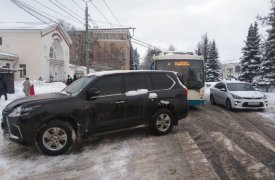 Неправильно припаркованные автомобили в Туле мешают проезду общественного транспорта