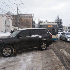 Неправильно припаркованные автомобили в Туле мешают проезду общественного транспорта