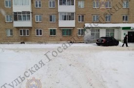 73-летнюю женщину сбили во дворе в Новомосковске