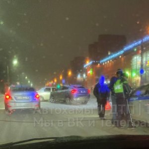 На улице Металлургов в Туле столкнулось два автомобиля