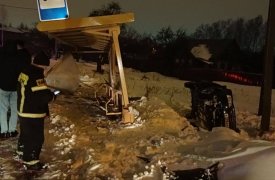 В поселке Восточный Тульской области пьяный водитель снес остановку
