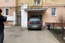 В Туле автомобиль въехал в подъезд жилого дома