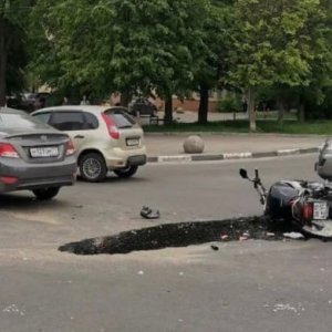 В Туле на улице Первомайской автомобиль Hyundai сбил мотоциклиста