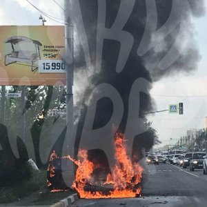 В Туле на проспекте Ленина в районе Зеленстроя сгорел легковой автомобиль