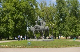 Фанаты SHAMANа в его родном городе Новомосковске установили скамейку в честь дня рождения певца