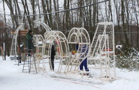 Белоусовский парк украшают к Новому году