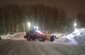 Последствия снегопада в Туле убирают 320 машин спецтехники