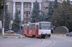 В центре Тулы с рельсов сошел трамвай