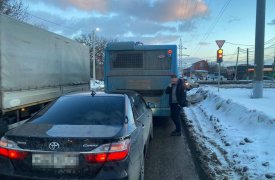 Легковушка врезалась в автобус на Щегловской засеке в Туле