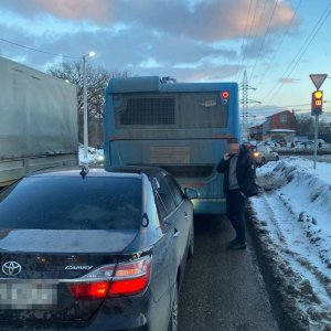 Легковушка врезалась в автобус на Щегловской засеке в Туле