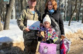 Туляк- участник СВО побывал в школе, где учится девочка, нарисовавшая ему открытку-талисман