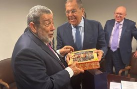 Глава МИД Росии Лавров вновь подарил тульский пряник премьер-министру Сент-Винсента и Гренадин