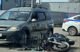 В Туле мотоциклист жестко протаранил LADA Lagrus